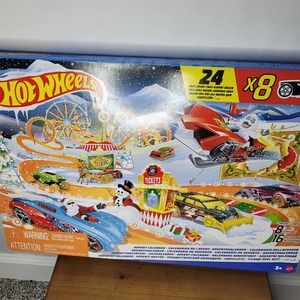 Hot wheels Advent Calendar 24 days 8 cars and 16 accessories